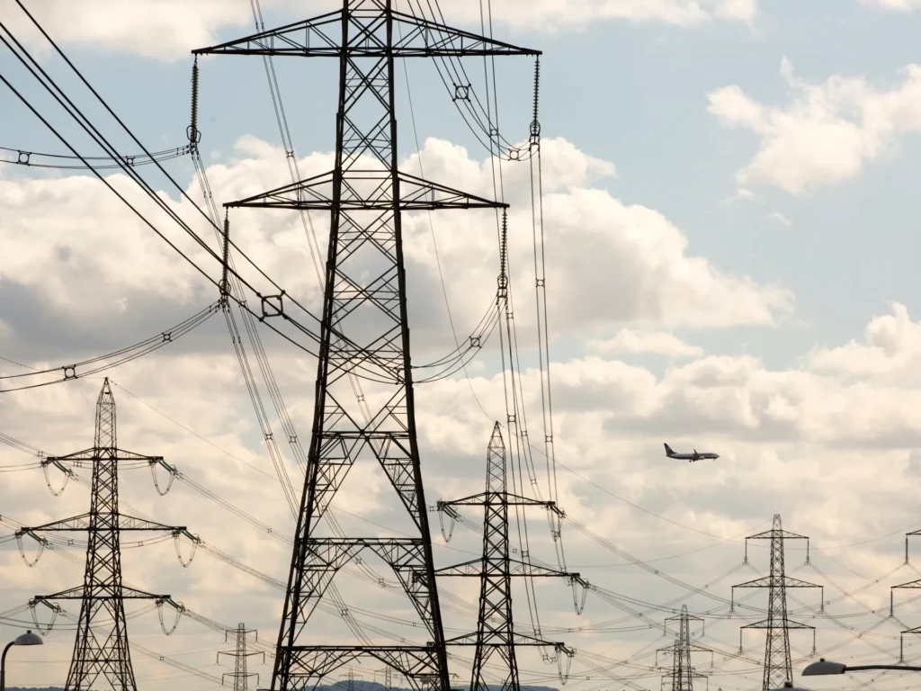 منورين”… حكومة “الجولاني” ترفع سعر الكهرباء”