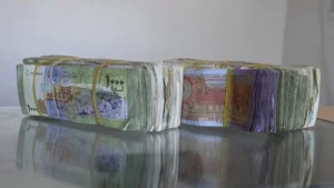 قيود السحب النقدي في سوريا تُفجّر “سوق الأرصدة المجمّدة” وتكشف أزمة سيولة خانقة