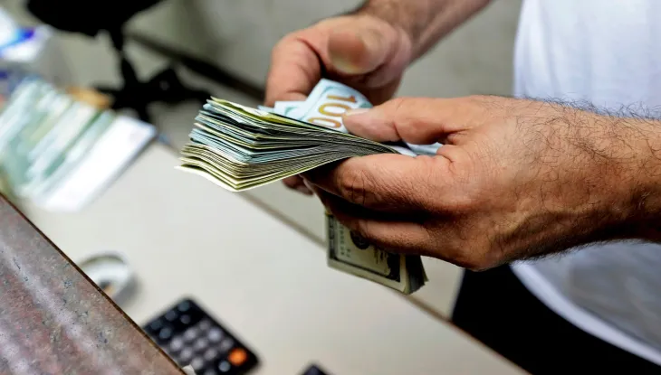 ما حقيقة حظر الحوالات المالية إلى سوريا؟!