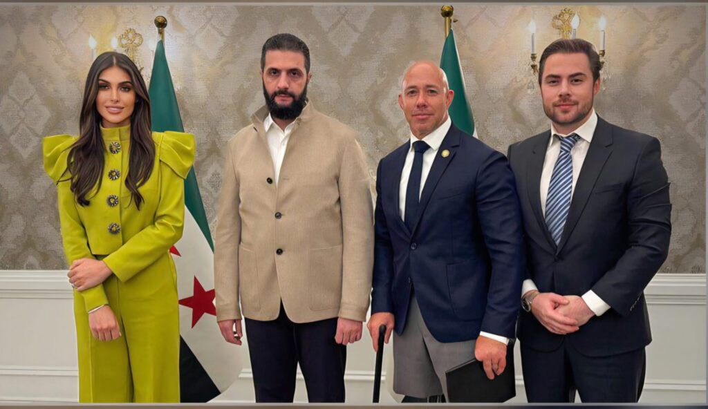 من هو براين ماست الذي يقف إلى جانب الجولاني في واشنطن؟